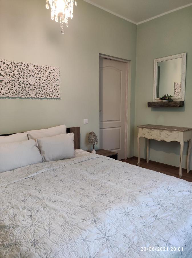 Boutigue House With Terrace And Garden Free Parking Butas